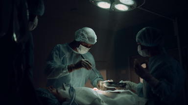 医疗工作人员执行外科手术操作黑暗医院紧急房间